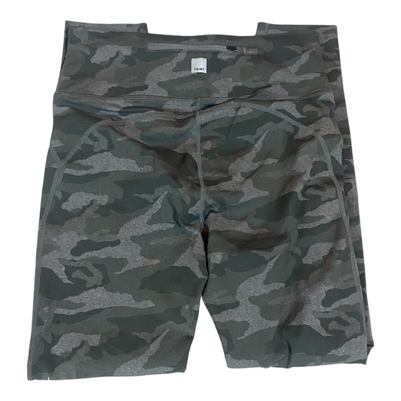 Vuori Women’s Stride 7/8 Legging in Oregano Green Camo Size S - Picture 1 of 6
